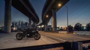 BMW F 450 RR 2027 – Basis in Cosmic Black unter Hochstraßen vor nächtlicher Skyline (KI-generiertes BMW-Pressebild)