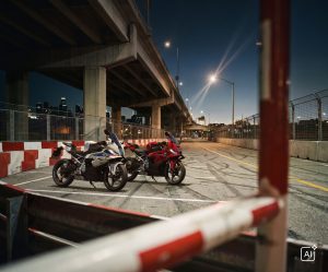 BMW F 450 RR 2027 – F 450 RR in Weiß und Rot hinter rot-weißer Absperrung unter einer Hochstraße (KI-generiertes BMW-Pressebild)