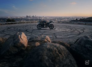 BMW F 450 RR 2027 – Basis in Cosmic Black auf einem Aussichtsplatz über der Stadt, Felsen im Vordergrund (KI-generiertes BMW-Pressebild)
