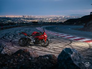 BMW F 450 RR 2027 – Sport in Racing Red an einer Bergstraße mit Blick auf die nächtliche Stadt (KI-generiertes BMW-Pressebild)