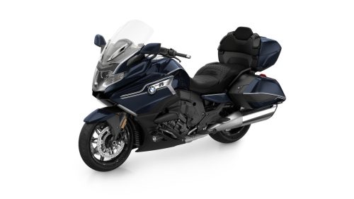 BMW K 1600 Grand America 2027 Edition II in Imperialblau metallic – Dreiviertel-Frontansicht mit Topcase im Studio