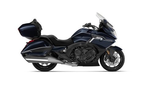 BMW K 1600 Grand America 2027 Edition II in Imperialblau metallic – Seitenansicht links mit Topcase und Seitenkoffern