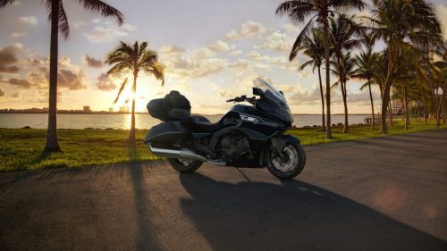 BMW K 1600 Grand America 2027 Edition II in Imperialblau metallic am Palmenufer bei Sonnenuntergang