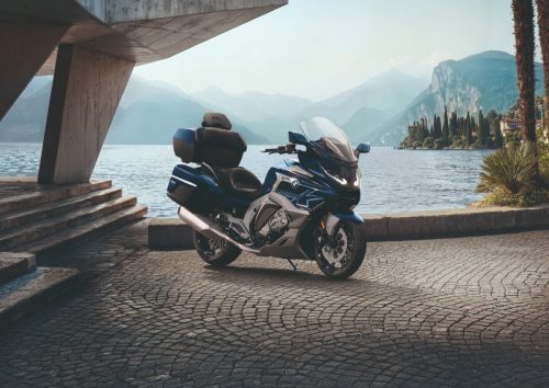 BMW K 1600 GTL 2027 Edition II in Imperialblau metallic am Seeufer vor Bergpanorama
