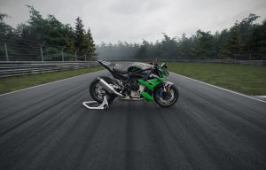BMW M 1000 R Edition 100 Jahre Nürburgring 2027 – Seitenansicht rechts mit Carbon-Tankabdeckung und grüner Nordschleifen-Silhouette