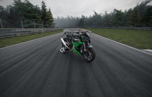 BMW M 1000 R Edition 100 Jahre Nürburgring 2027 – Dreiviertelansicht von vorn rechts in einer Kurve der Nordschleife