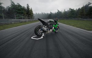 BMW M 1000 R Edition 100 Jahre Nürburgring 2027 – Dreiviertelansicht von hinten rechts mit Titan-Endschalldämpfer