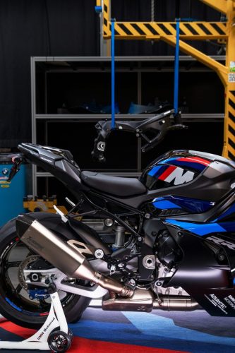 BMW M 1000 RR 2027 – Detailansicht Heck mit Titan-Endschalldämpfer und M Schriftzug in der Montagehalle