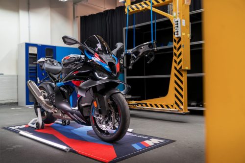 BMW M 1000 RR 2027 in M Motorsport Lackierung – Dreiviertel-Frontansicht, rechts der hängende M Motorsport Rahmen