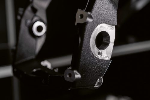 BMW M 1000 RR 2027 – Detailansicht des neuen M Motorsport Rahmens mit M Logo am Lenkkopf