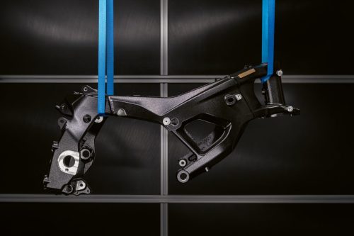 BMW M 1000 RR 2027 – neuer M Motorsport Rahmen der dritten Generation frei hängend an blauen Gurten, Querformat