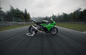 BMW M 1000 RR Edition 100 Jahre Nürburgring 2027 – Seitenansicht rechts mit Carbon-Tankabdeckung und Akrapovic-Endschalldämpfer