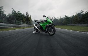 BMW M 1000 RR Edition 100 Jahre Nürburgring 2027 – Dreiviertelansicht von vorn rechts auf der Nordschleife