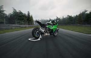 BMW M 1000 RR Edition 100 Jahre Nürburgring 2027 – Dreiviertelansicht von hinten rechts mit Heckhöcker und Carbonrad