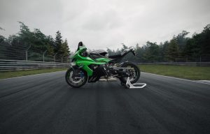 BMW M 1000 RR Edition 100 Jahre Nürburgring 2027 – Seitenansicht links mit Winglets und grünen Felgenringen