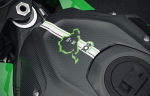 BMW M 1000 RR Edition 100 Jahre Nürburgring 2027 – Detail des Carbon-Airbox-Covers mit Nordschleifen-Silhouette und Schriftzug one of 100