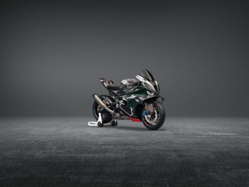 BMW M 1000 RR Limited Edition Isle of Man TT 2026 – Frontansicht schräg rechts in British Racing Green Uni Matt mit TT-Kurven-Grafiken und Aluminium-Tank in Satin Chrom, Studio mit grauem Hintergrund