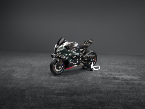 BMW M 1000 RR Limited Edition Isle of Man TT 2026 – Frontansicht schräg links in British Racing Green Uni Matt mit TT-Linkskurven-Grafiken und Aluminium-Tank in Satin Chrom, grauer Studiohintergrund