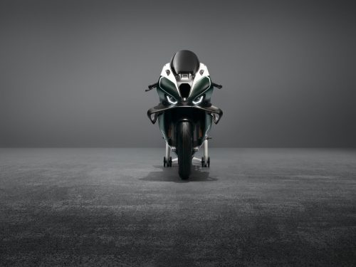 BMW M 1000 RR Limited Edition Isle of Man TT 2026 – Frontansicht mit LED-Scheinwerfer, M Logo auf Windschild und British Racing Green Uni Matt Lackierung, grauer Studiohintergrund
