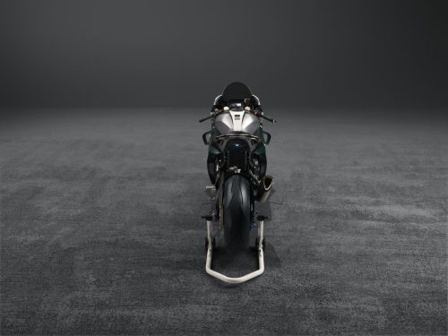 BMW M 1000 RR Limited Edition Isle of Man TT 2026 – Heckansicht von hinten mit Aluminium-Tank in Satin Chrom, schwarzer Alcantara-Sitzbank und British Racing Green Verkleidung, grauer Studiohintergrund
