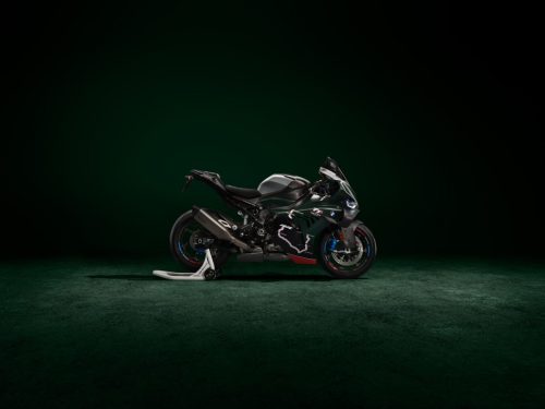 BMW M 1000 RR Limited Edition Isle of Man TT 2026 – Rechte Seitenansicht mit TT-Mountain-Course-Grafiken und M Motorsport-Felgendekor in British Racing Green Uni Matt, dunkles Studio mit grünem Spotlight