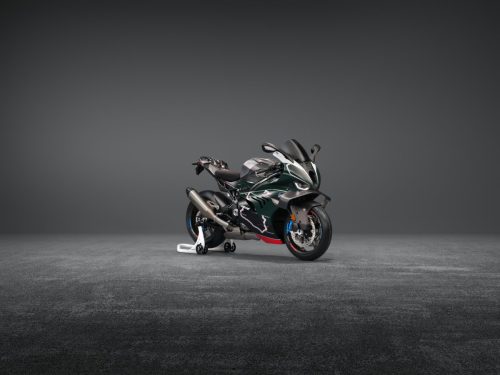 BMW M 1000 RR Limited Edition Isle of Man TT 2026 – Frontansicht schräg rechts in British Racing Green Uni Matt mit TT-Kurven-Grafiken und Satin-Chrom-Tank, grauer Studiohintergrund, Querformat