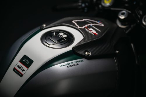 BMW M 1000 RR Limited Edition Isle of Man TT 2026 – Detailansicht Aluminium-Tank in Satin Chrom mit Mountain Course Since 1911 Schriftzug, Limited Edition M1000 RR Badge und Carbon-Airboxcover mit TT-Kurs-Grafik