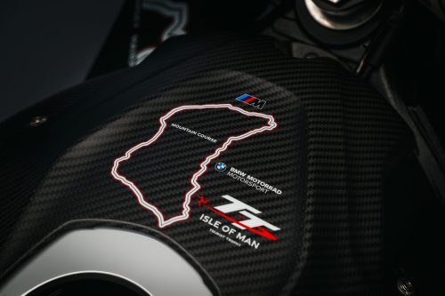 BMW M 1000 RR Limited Edition Isle of Man TT 2026 – Detailansicht M Carbon-Airboxcover matt mit Mountain-Course-Streckenumriss, BMW Motorrad Motorsport Logo, M Badge und TT Isle of Man Tourist Trophy Logo