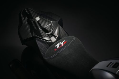 BMW M 1000 RR Limited Edition Isle of Man TT 2026 – Detailansicht schwarze Alcantara-Sitzbank mit gesticktem TT-Logo in Rot und Weiß, Carbon-Heckverkleidung mit Kontrastnähten
