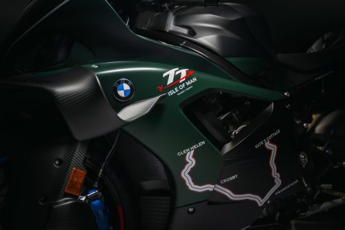 BMW M 1000 RR Limited Edition Isle of Man TT 2026 – Detailansicht rechte Verkleidungsseite in British Racing Green Uni Matt mit TT Isle of Man Tourist Trophy Branding, BMW Emblem, Carbon-Winglet und Mountain-Course-Grafiken mit Glen Helen, Crosby, Kate's Cottage und Grandstand