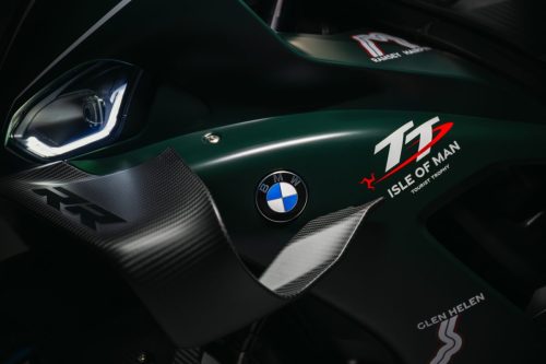 BMW M 1000 RR Limited Edition Isle of Man TT 2026 – Detailansicht rechte Verkleidungsfront in British Racing Green Uni Matt mit TT Isle of Man Branding, BMW Emblem, Carbon-Winglet, LED-Scheinwerfer und Ramsey-Hairpin-Kurvenbezeichnung
