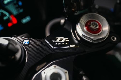 BMW M 1000 RR Limited Edition Isle of Man TT 2026 – Detailansicht Gabelbrücke mit eingefräster Nummerierung No 001 of 115, TT-Logo, M Logo und Federvorspannungs-Verstellung