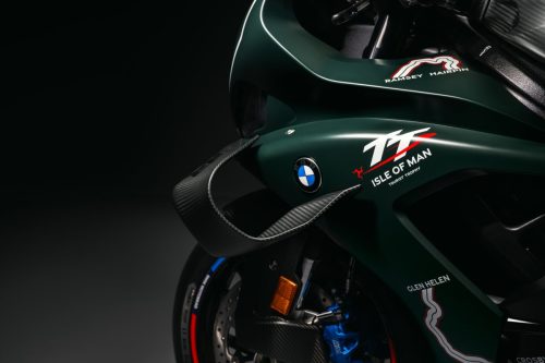 BMW M 1000 RR Limited Edition Isle of Man TT 2026 – Detailansicht linke Verkleidungsfront in British Racing Green Uni Matt mit TT Isle of Man Tourist Trophy Branding, BMW Emblem, Carbon-Winglet und Ramsey-Hairpin-Kurvenbezeichnung