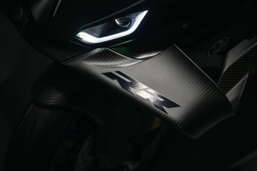 BMW M 1000 RR Limited Edition Isle of Man TT 2026 – Detailansicht Carbon-Frontverkleidung mit geprägtem RR-Logo und LED-Scheinwerfer, sichtbare Carbon-Faserstruktur