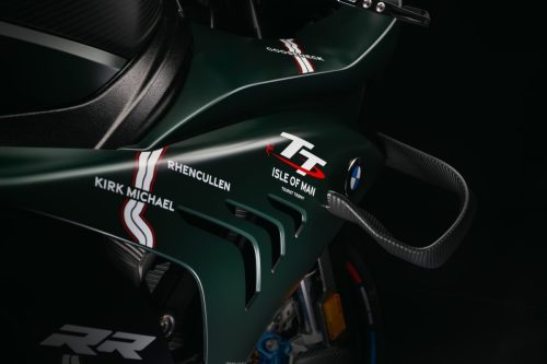 BMW M 1000 RR Limited Edition Isle of Man TT 2026 – Detailansicht rechte Verkleidung in British Racing Green Uni Matt mit Rechtskurven-Grafiken Kirk Michael, Rhencullen und Gooseneck, TT Isle of Man Branding und Carbon-Lufteinlässen