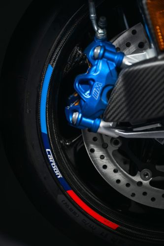 BMW M 1000 RR Limited Edition Isle of Man TT 2026 – Detailansicht M Carbon-Vorderrad mit blauem M Bremssattel, Carbon-Bremsscheibe und M Motorsport-Farbakzenten in Blau und Rot auf der Felge