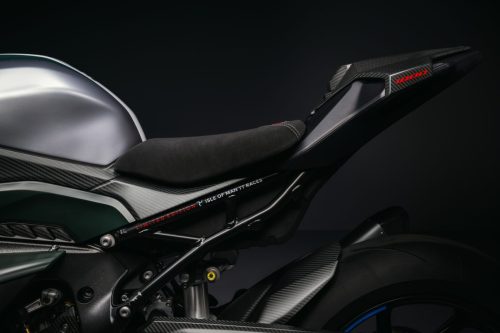 BMW M 1000 RR Limited Edition Isle of Man TT 2026 – Detailansicht Heckpartie mit schwarzer Alcantara-Sitzbank, Limited Edition Isle of Man TT Races Schriftzug auf dem Heckrahmen, 1000-Schriftzug in Rot auf Carbon-Heckverkleidung und Aluminium-Tank in Satin Chrom