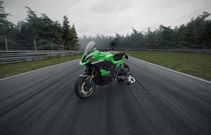 BMW M 1000 XR Edition 100 Jahre Nürburgring 2027 – Dreiviertelansicht von vorn links mit hohem Windschild