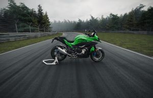 BMW M 1000 XR Edition 100 Jahre Nürburgring 2027 – Seitenansicht rechts mit Nordschleifen-Grafik auf dem Tank