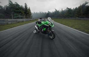BMW M 1000 XR Edition 100 Jahre Nürburgring 2027 – Dreiviertelansicht von vorn rechts mit Sitzbank und 100-Stickerei