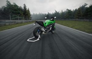 BMW M 1000 XR Edition 100 Jahre Nürburgring 2027 – Dreiviertelansicht von hinten rechts mit Akrapovic-Endschalldämpfer