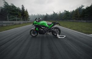 BMW M 1000 XR Edition 100 Jahre Nürburgring 2027 – Seitenansicht links in Nürburgring Grün auf der Rennstrecke