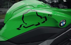 BMW M 1000 XR Edition 100 Jahre Nürburgring 2027 – Tankdetail mit Nordschleifen-Silhouette und Schriftzug nürburgring since 1927