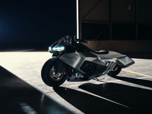 BMW Motorrad Vision K18 – Frontansicht schräg links im Hangar mit sichtbarem Sechszylinder-Motor und roter Bremssattel