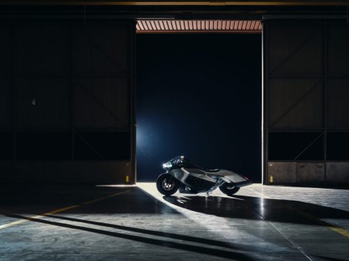 BMW Motorrad Vision K18 – Gesamtansicht im Hangar-Tor mit gestreckter Concorde-inspirierten Flyline