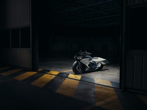 BMW Motorrad Vision K18 – Dreiviertelansicht vorne rechts im Hangar mit gelb-schwarzer Bodenmarkierung auf Rollfeld