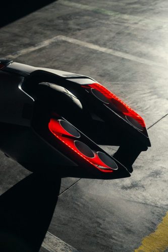 BMW Motorrad Vision K18 – Heck-Detailansicht von oben mit sechs Endrohren und roter LED-Rückleuchte im Carbon-Heck