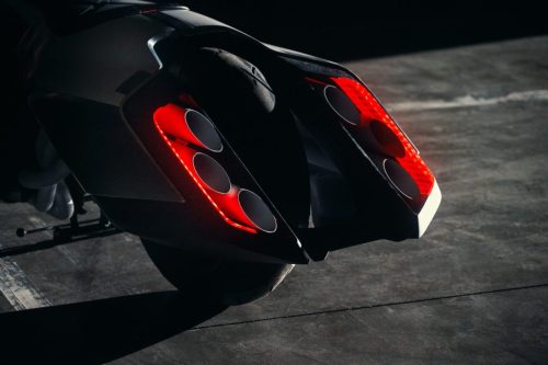 BMW Motorrad Vision K18 – Heck-Detailansicht mit sechs Endrohren, roter LED-Beleuchtung und breitem Hinterreifen