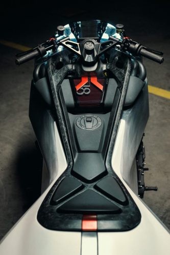 BMW Motorrad Vision K18 – Cockpit-Draufsicht mit Forged-Carbon-Sitzbank, Vision K18 Emblem und Magura-Lenkerarmatur