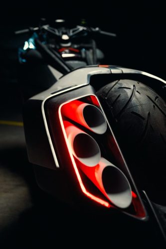 BMW Motorrad Vision K18 – Heck-Detailansicht mit drei Endrohren pro Seite und rot leuchtender LED-Einfassung